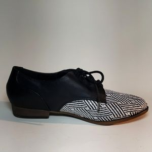 Black and white, Oxford shoes 6